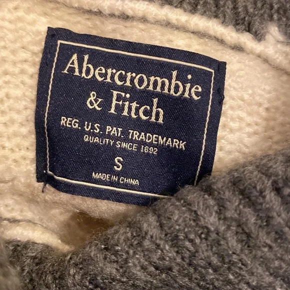 Abercrombie and Fitch Gray and Cream Turtleneck Sweater. Size S - Picture 4 of 8